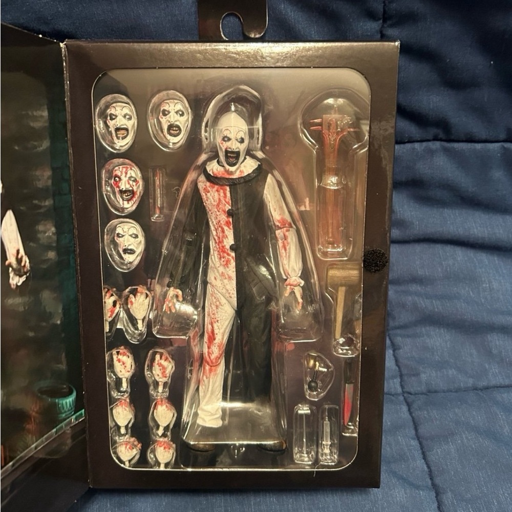 NECA Terrifier 2 Art the Clown - Picture 2 of 12